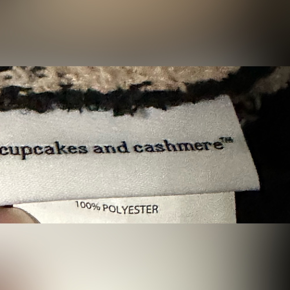 ✨NWT✨ Cupcakes & Cashmere: Decorative Throw - Picture 4 of 5